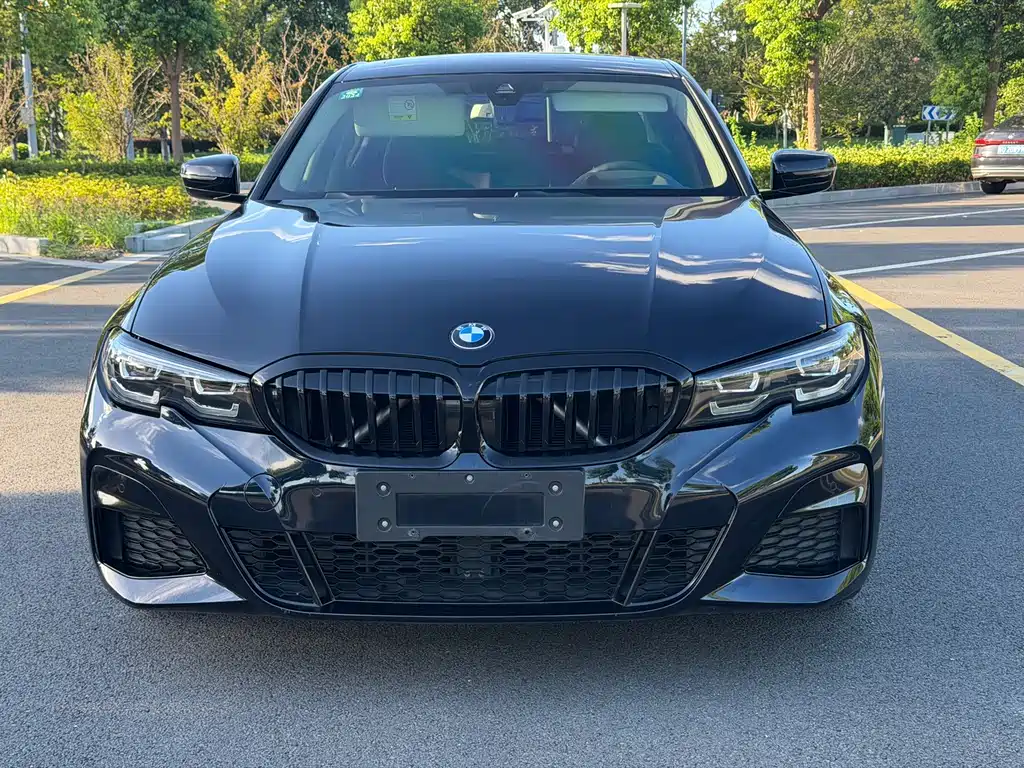 BMW 3 Series 2022 — фото 1