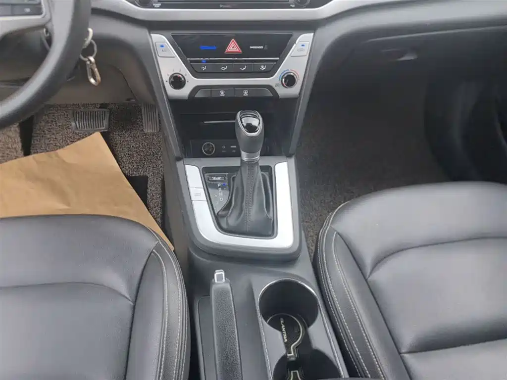 Hyundai Elantra 2016 — фото 14
