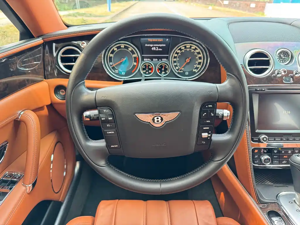 Bentley Flying Spur 2017 — фото 18