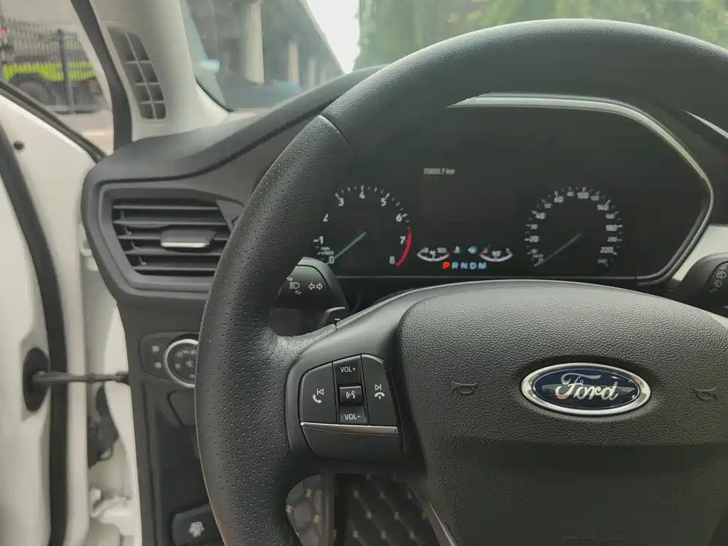 Ford Focus 2019 — фото 12