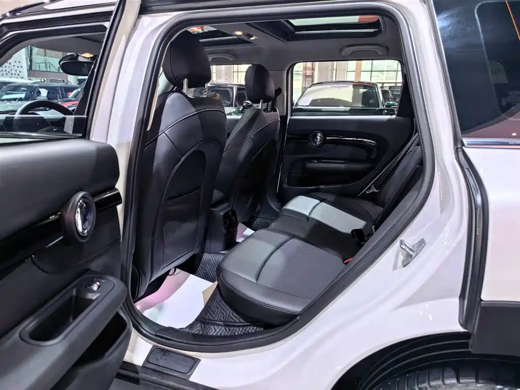 MINI Clubman 2024 — фото 16