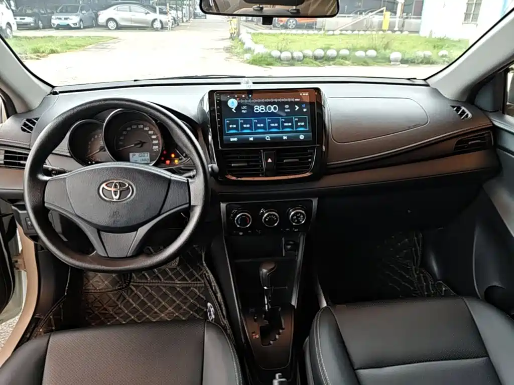 Toyota Yaris L 2020 — фото 10