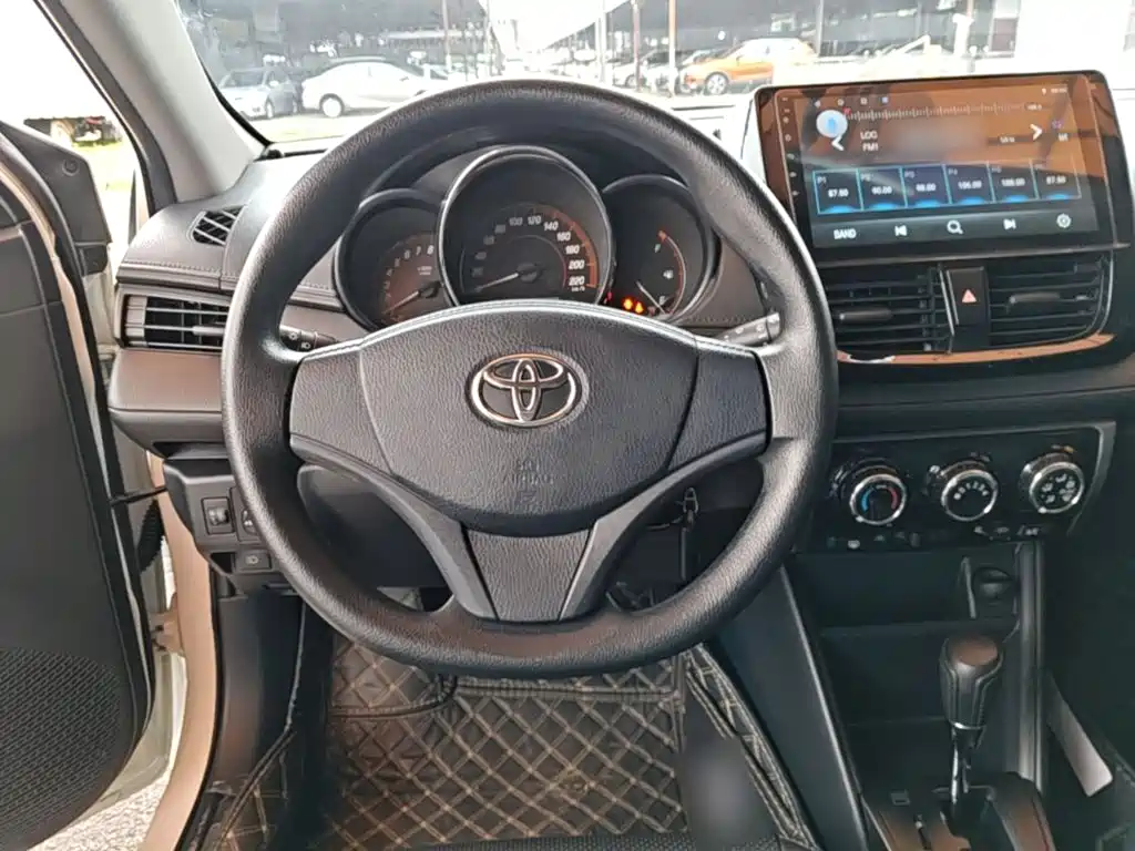 Toyota Yaris L 2020 — фото 11