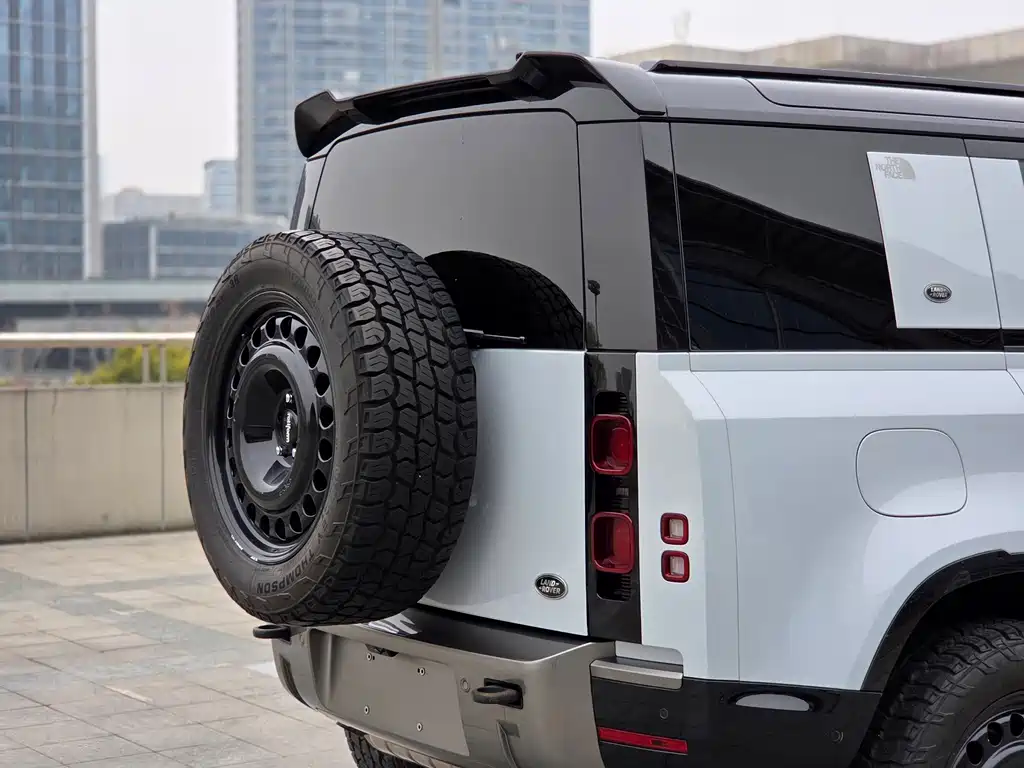 Land Rover Defender 2023 — фото 22