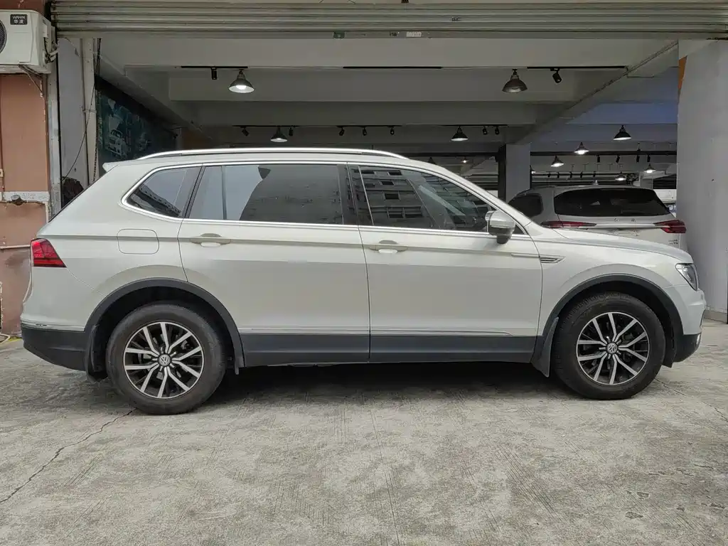 Volkswagen Tiguan L 2017 — фото 11