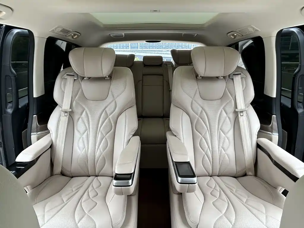 Mercedes-Benz V-Class 2023 — фото 13