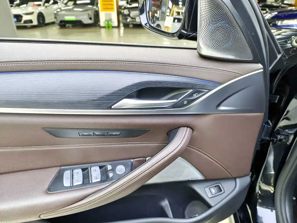 BMW 5 Series 2023 — фото 10