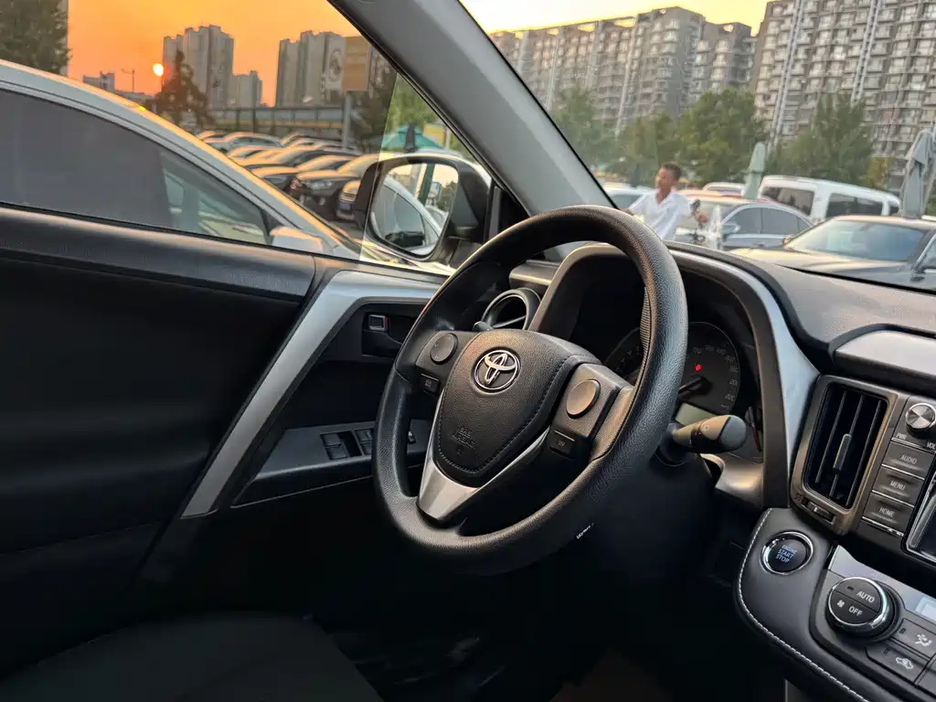 Toyota RAV4 2018 — фото 13