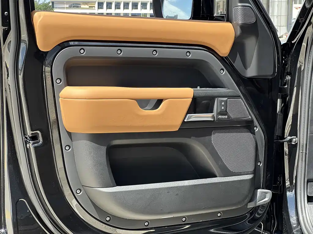 Land Rover Defender 2025 — фото 14