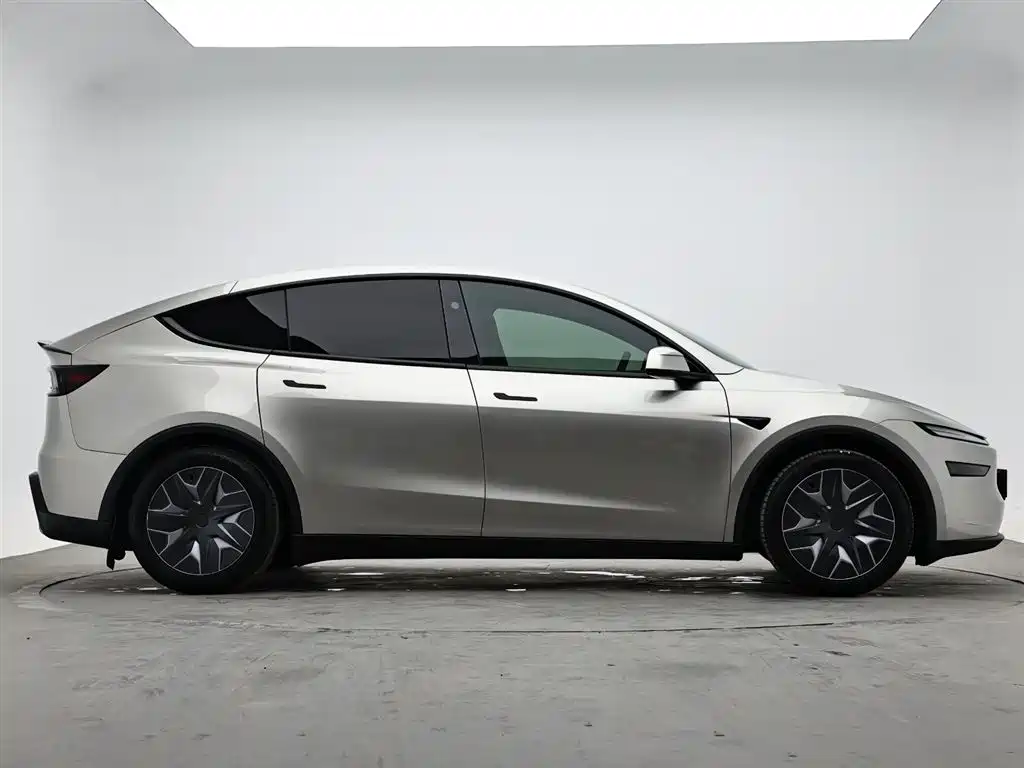 Tesla Model Y L 2025