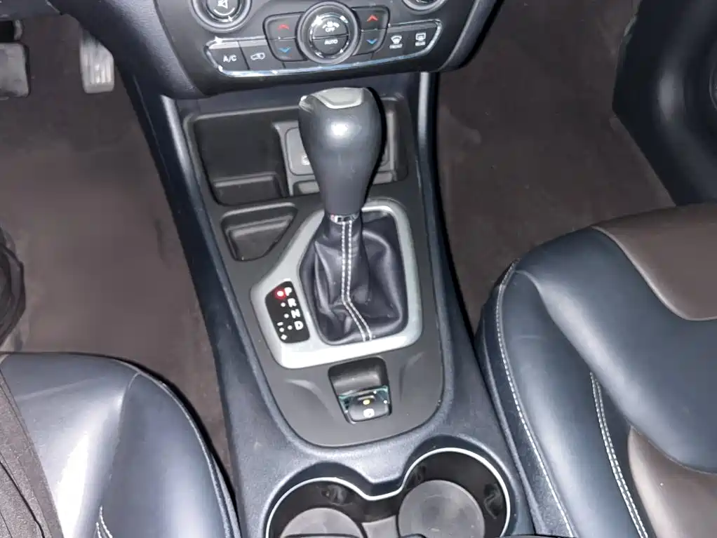 Jeep Cherokee 2016 — фото 16