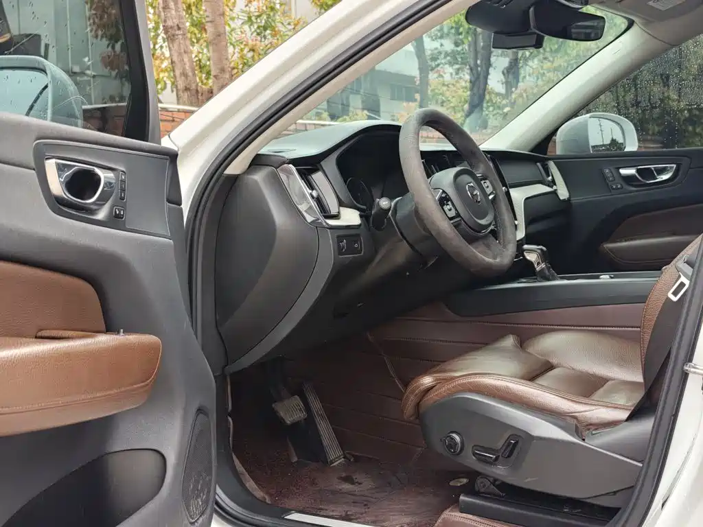 Volvo XC60 2020 — фото 16
