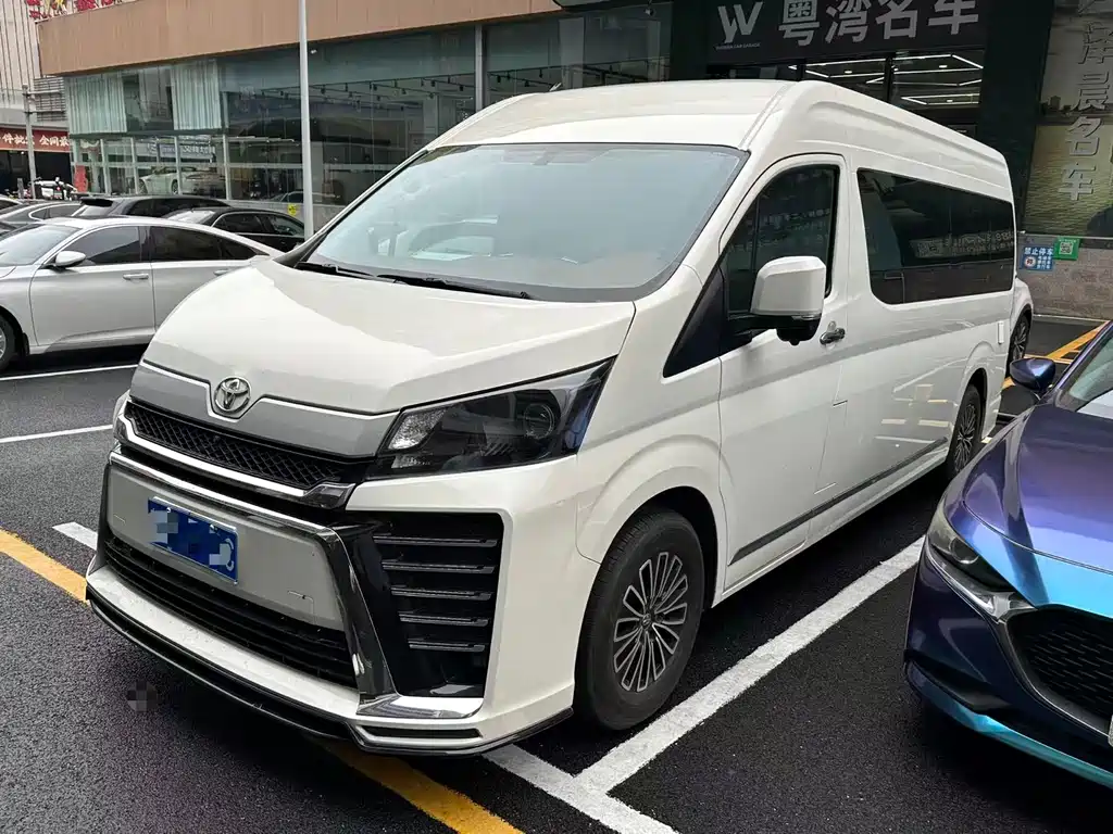 Toyota Hiace 2022 — фото 1