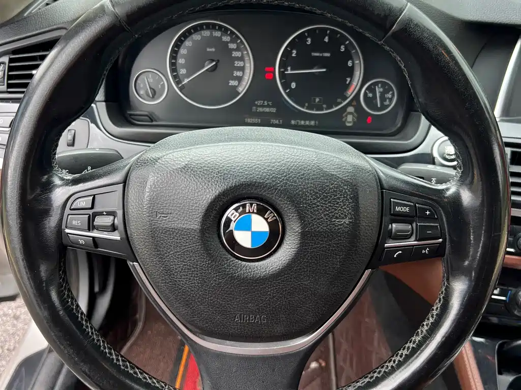 BMW 5 Series 2017 — фото 12
