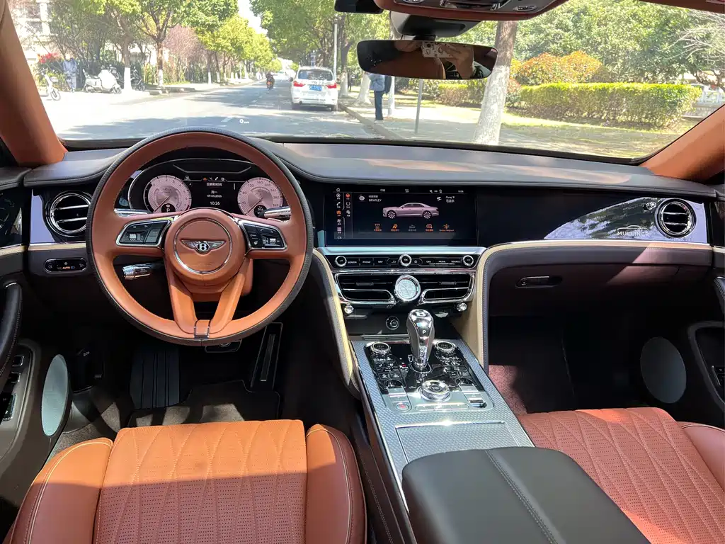 Bentley Flying Spur Plug-In Hybrid 2022 — фото 16