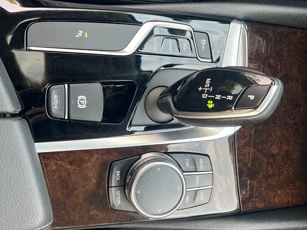 BMW 5 Series 2017 — фото 13