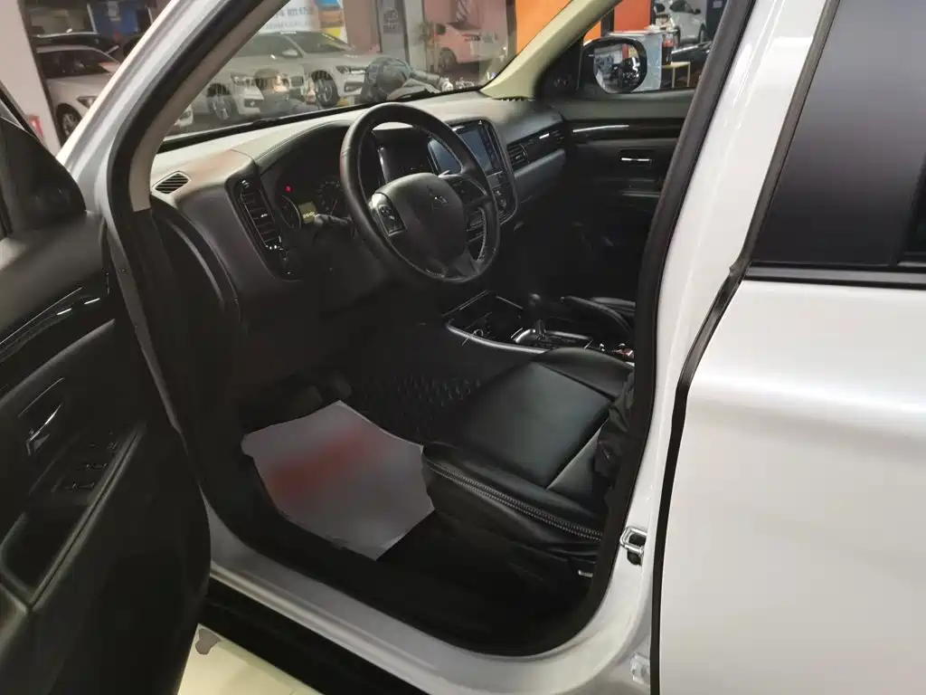 Mitsubishi Outlander 2021 — фото 15