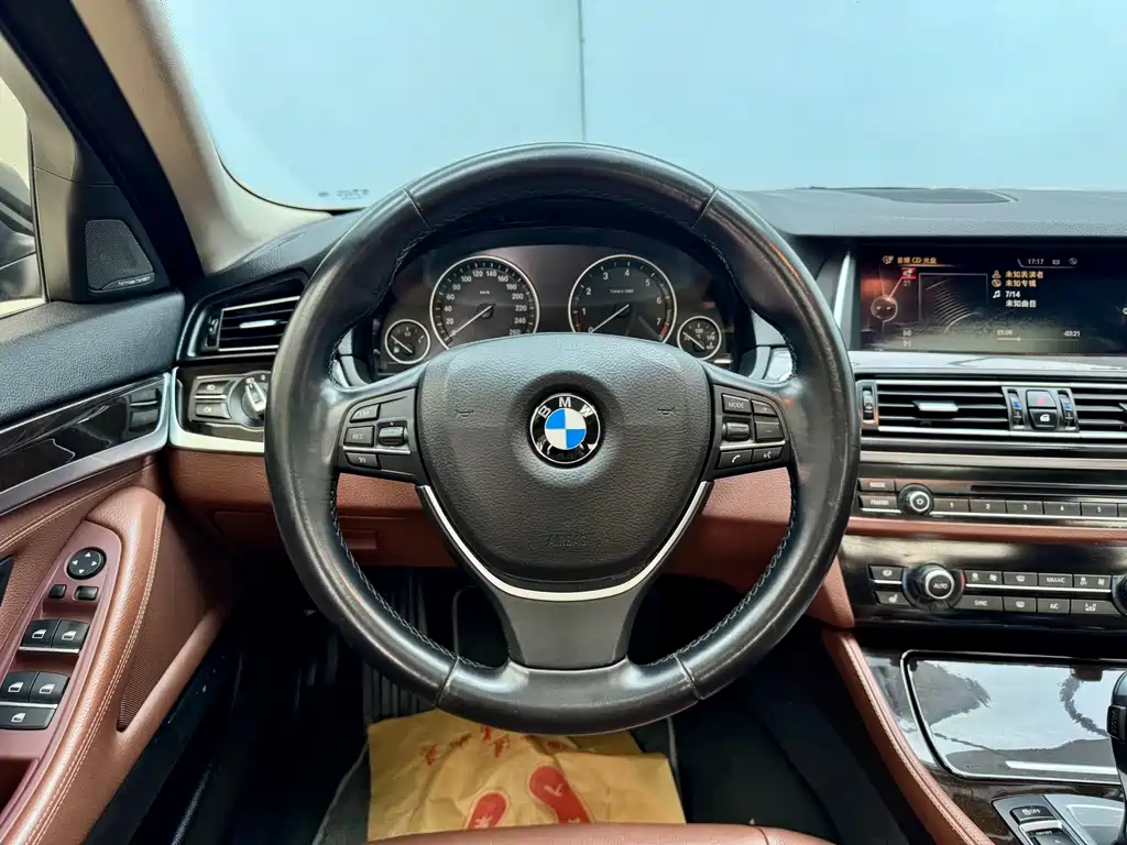 BMW 5 Series 2015 — фото 17
