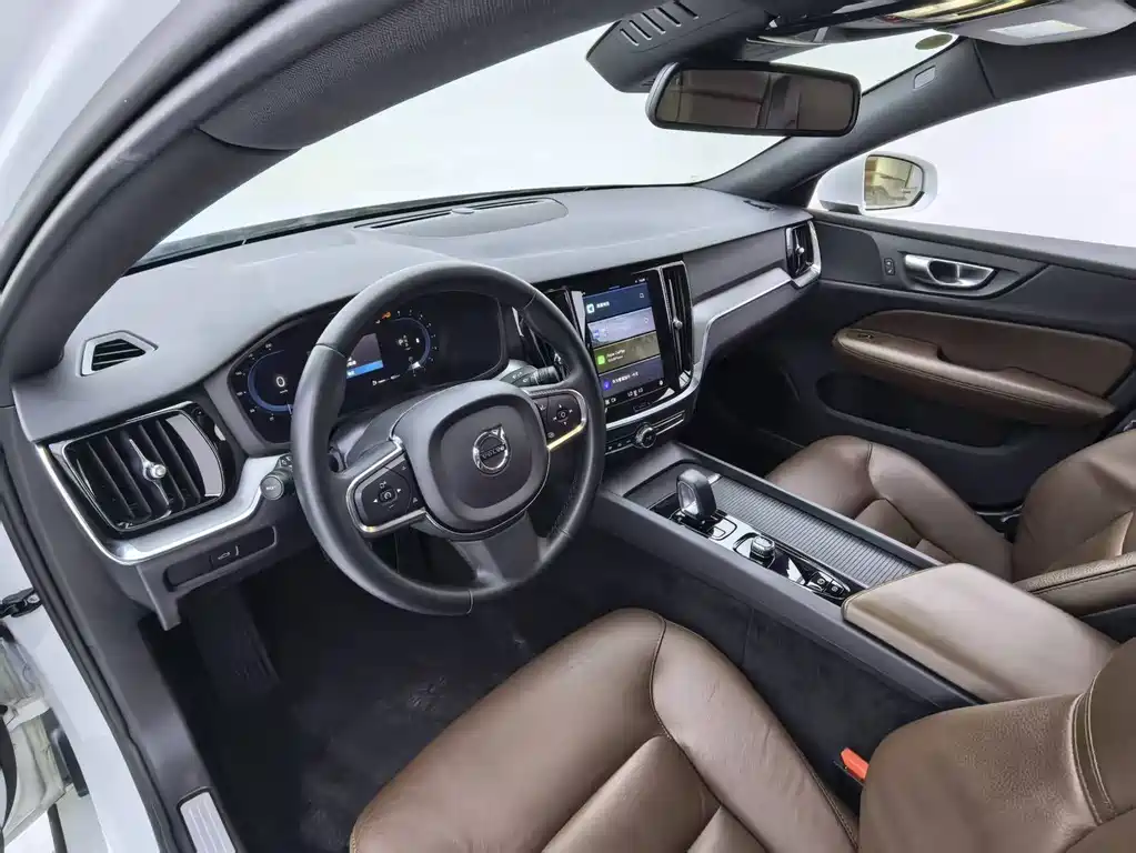 Volvo S60 2023 — фото 17
