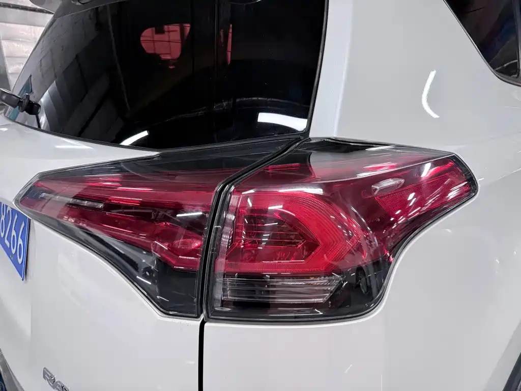 Toyota RAV4 2018 — фото 19