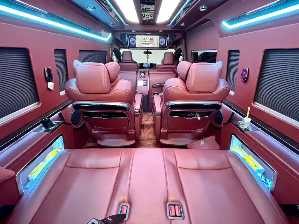 Toyota Hiace 2023 — фото 9