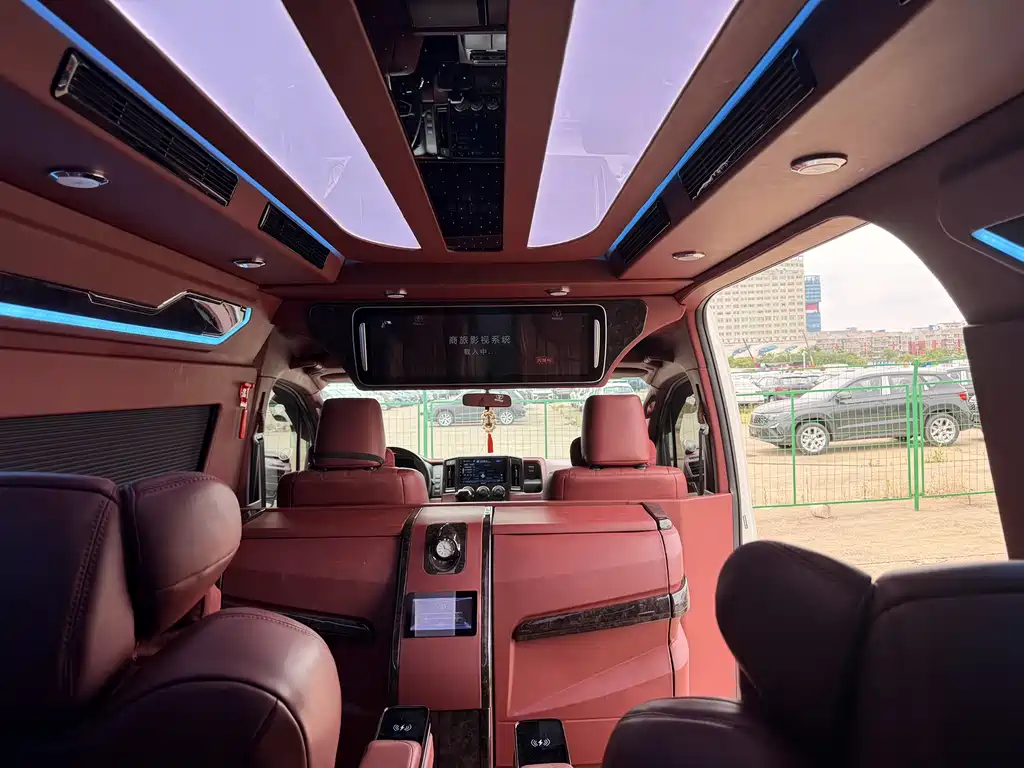 Toyota Hiace 2023 — фото 14