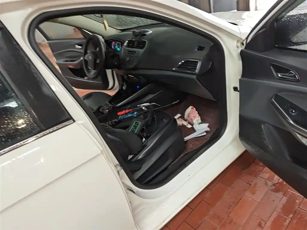 Ford Escort 2015 — фото 11