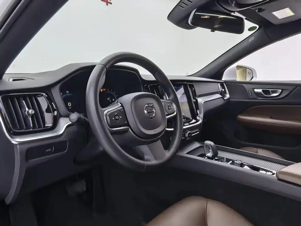 Volvo S60 2023 — фото 16