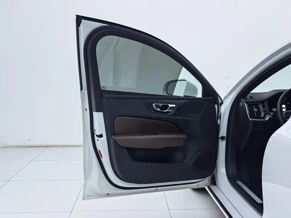 Volvo S60 2023 — фото 23