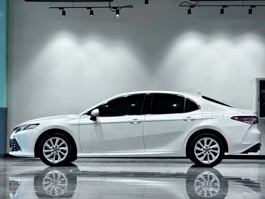 Toyota Camry 2022 — фото 5