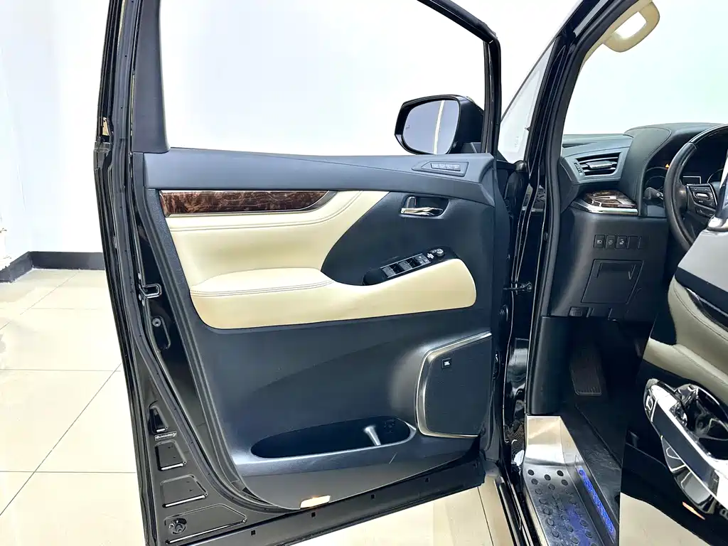 Toyota Alphard 2022 — фото 17