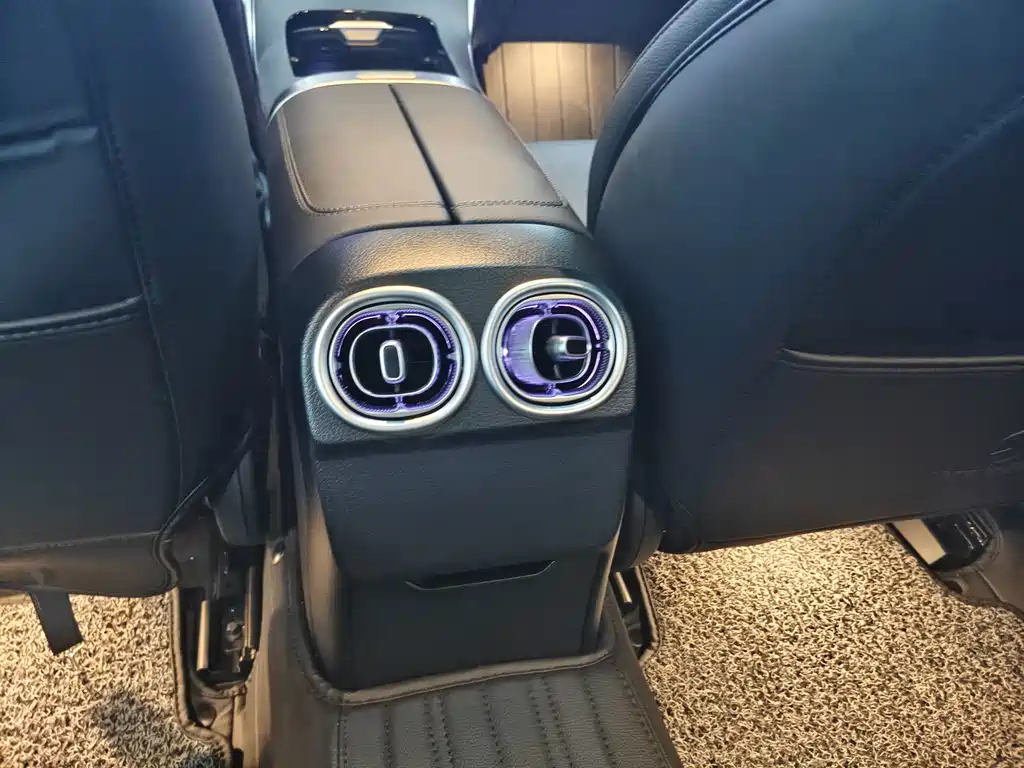 Mercedes-Benz C-Class 2025 — фото 12