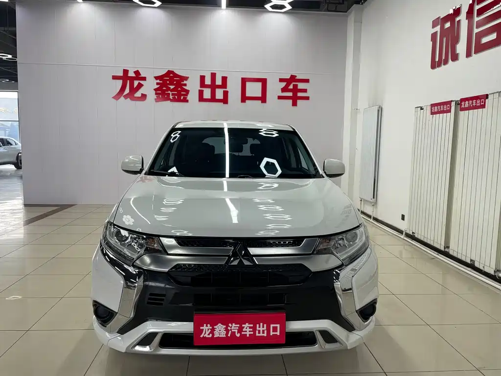 Mitsubishi Outlander 2022 — фото 1