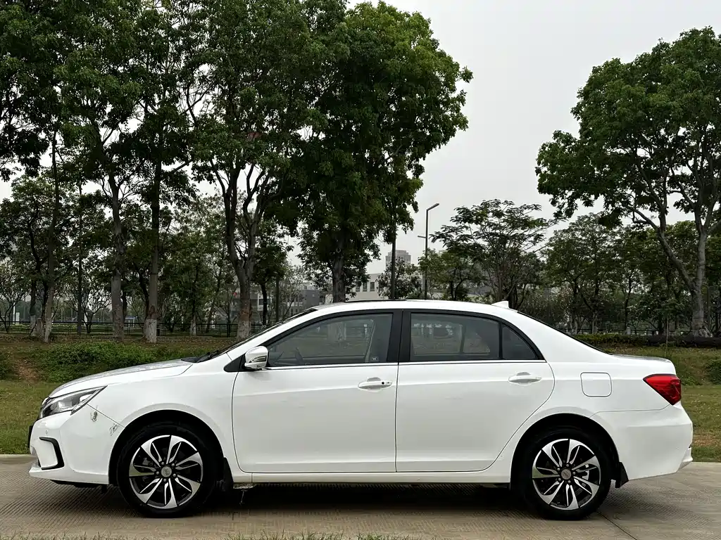 BYD Qin NEV 2016 — фото 4