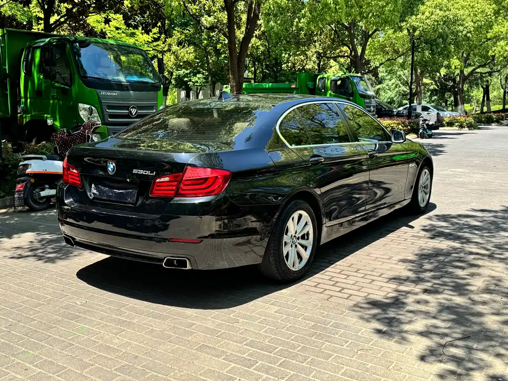 BMW 5 Series 2011 — фото 16