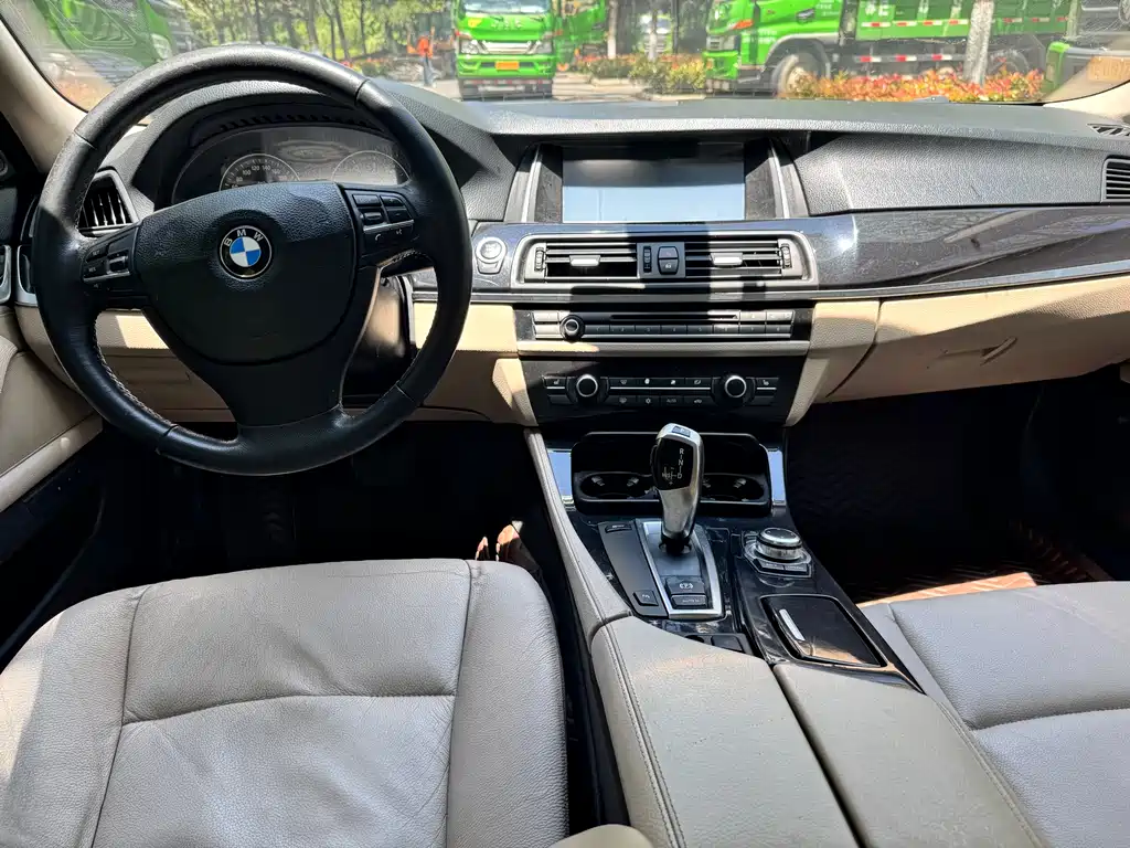 BMW 5 Series 2011 — фото 10