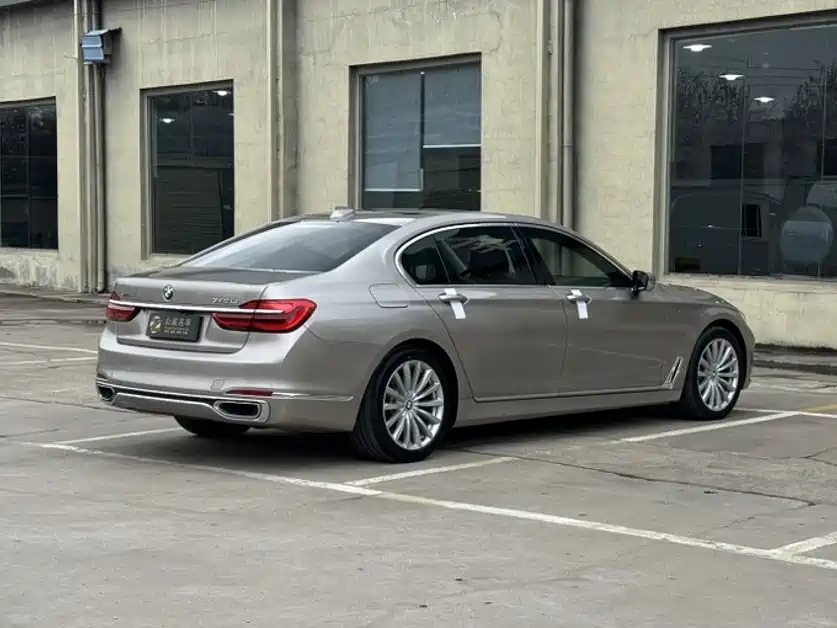 BMW 7 Series 2017 — фото 13