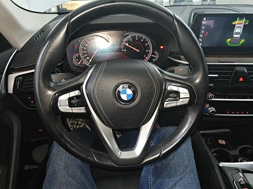 BMW 5 Series 2018 — фото 11