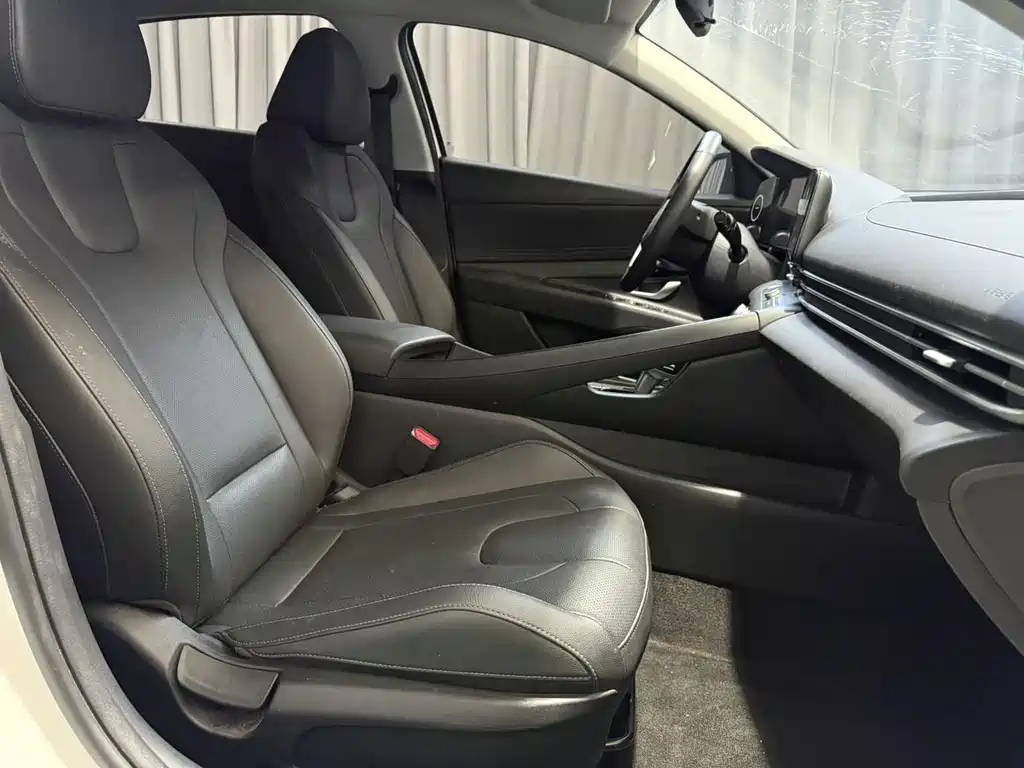 Hyundai Elantra 2023 — фото 18