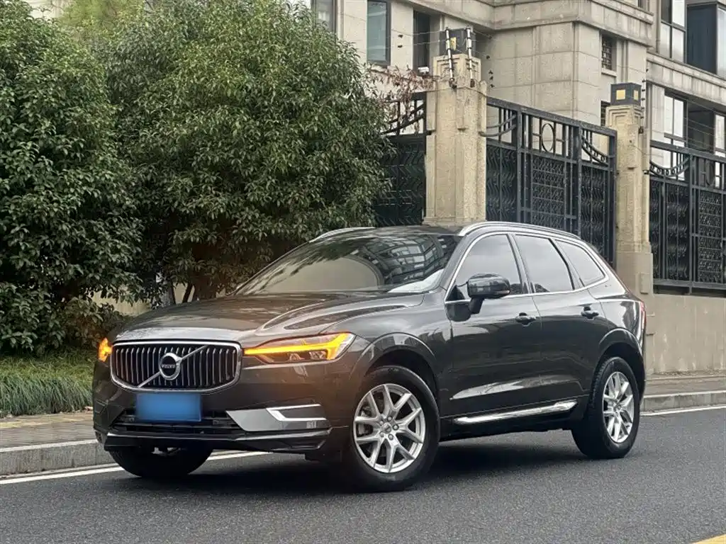 Volvo XC60 2021 — фото 1