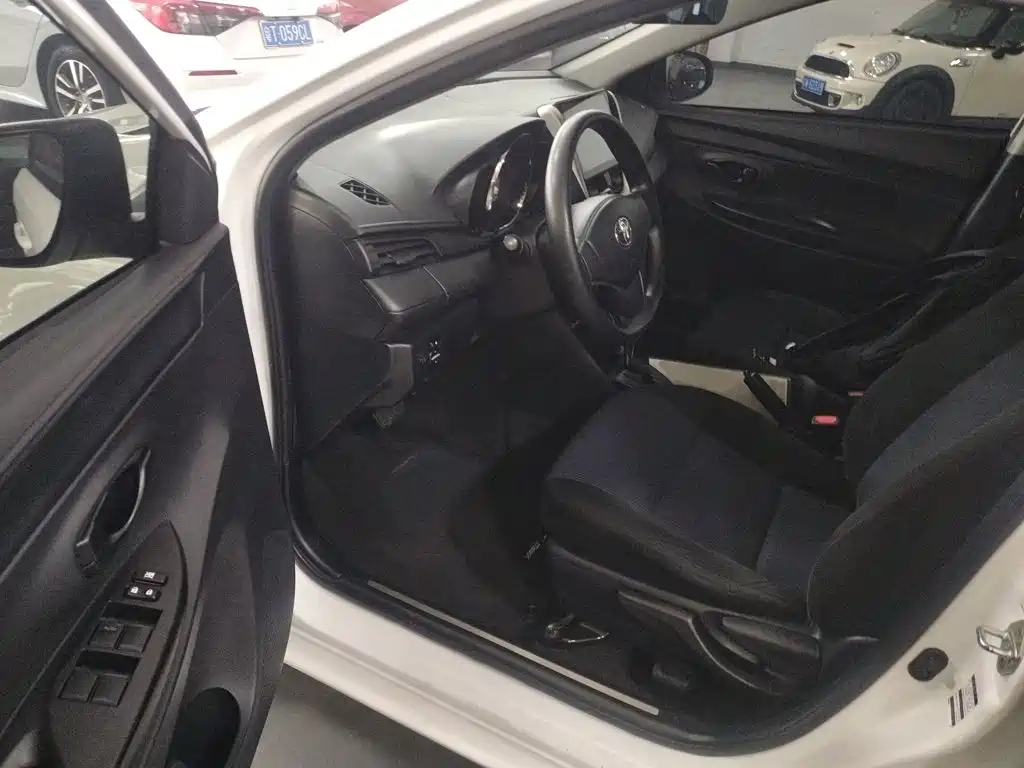 Toyota Yaris L 2019 — фото 12