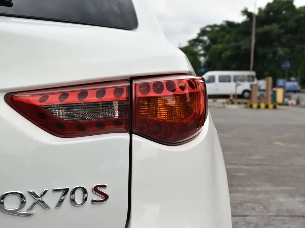 Infiniti QX70 2016 — фото 16
