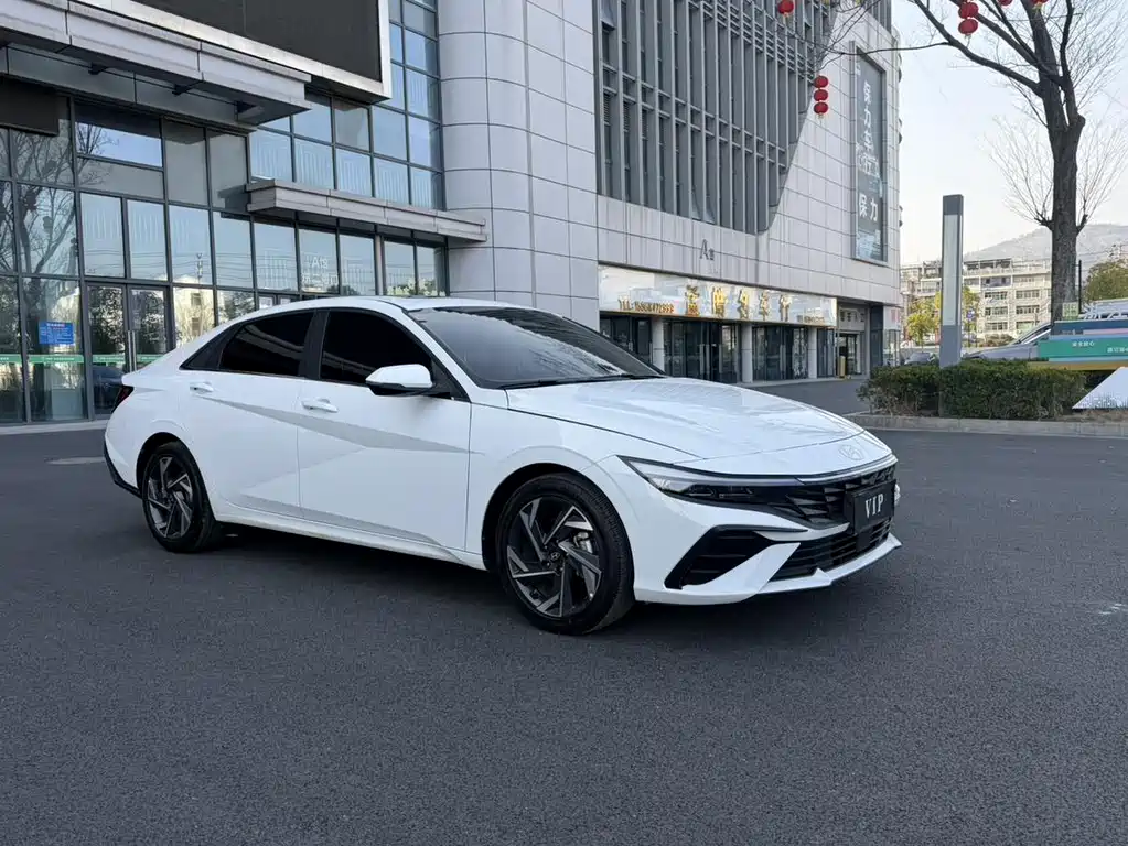 Hyundai Elantra 2025 — фото 3