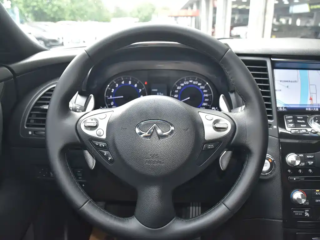 Infiniti QX70 2016 — фото 14