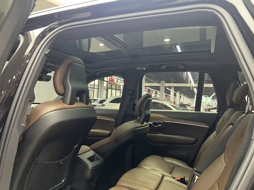 Volvo XC90 2020 — фото 12