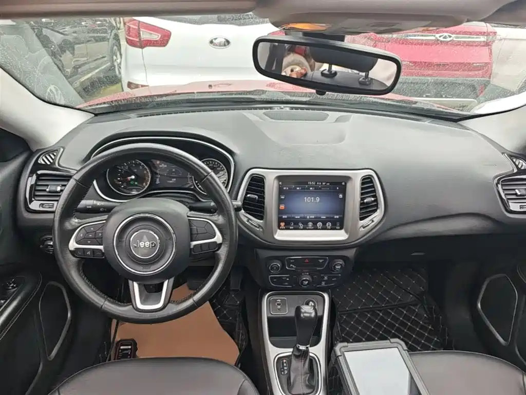 Jeep Compass 2017 — фото 10