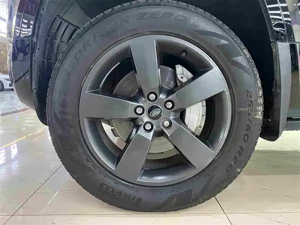 Land Rover Defender 2022