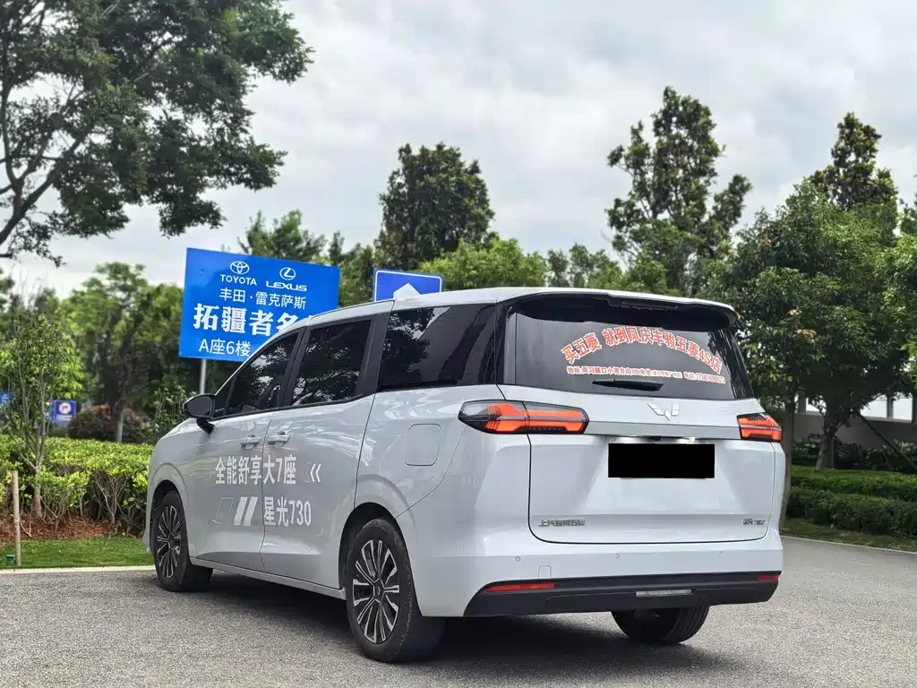 Wuling Starlight 730 EV 2025