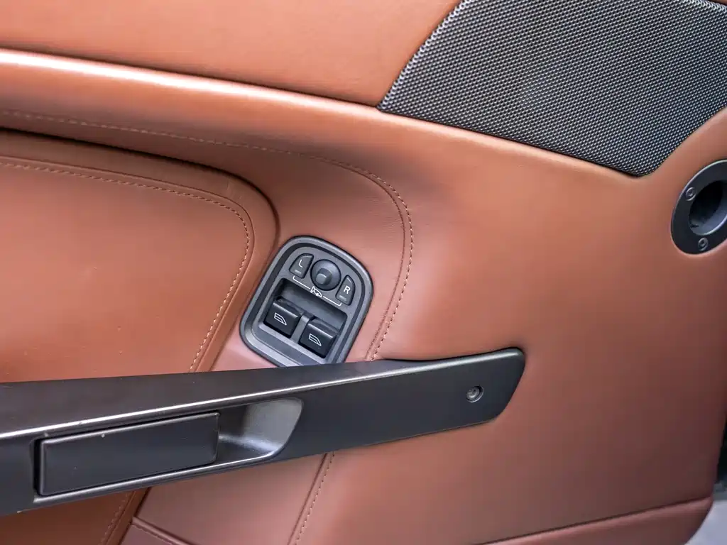 Aston Martin V8 Vantage 2010 — фото 21