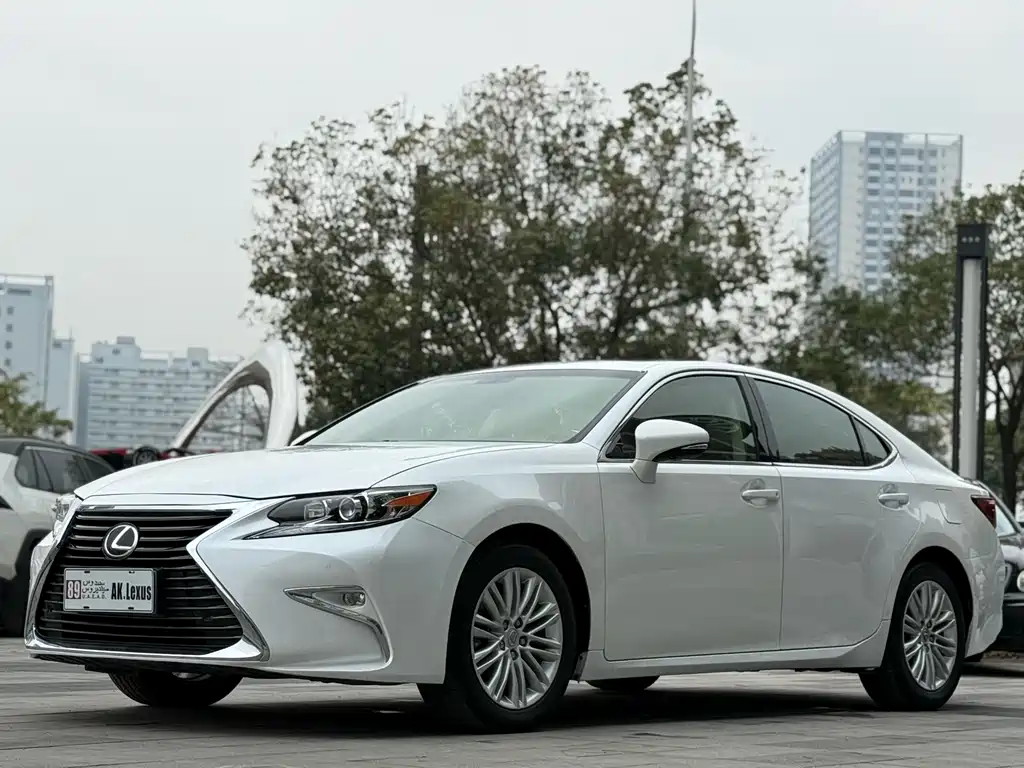 Lexus ES 2017 — фото 1